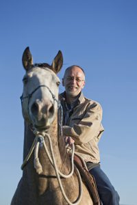 Bernd Osterhammel auf einem Pferd. © Foto: Michael Boyny