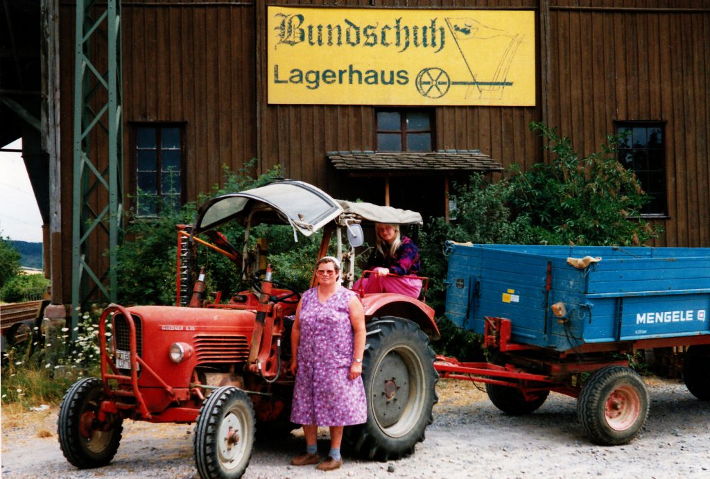 MdB Dora Flinner bei Getreideanlieferung. © Bundschuh e.V.