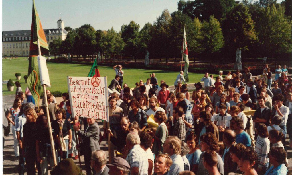 "Verfassungsbeschwerde an der BUNDSCHUH-Fahne vor dem Bundesverfassungsgericht in Karlsruhe, 1985"