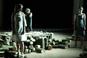 Szene aus „Atropa“ mit Susanne Bormann, Jule Gruner und Gina Henkel. © Daniela Incoronato (Foto)