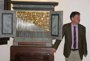 Dr. Hansen und das Orgelpositiv. © WELTEXPRESS, Fotos: HS