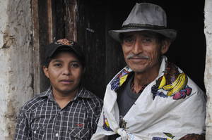 Don Lucio Sanchez und Sabino Gonzales vor Dona Edmundas Küche, Rio Blanco, Intibuca, Honduras. © Foto: Knut Hildebrandt, 2014