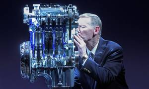 Ford-Chef Alan Mulally war bei der Präsentation des kleinen Benziners so hingerissen von der Technik, dass er dem Aggregat einen Kuss gab. © Ford