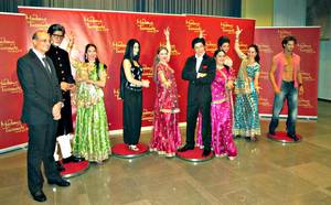 Echtes und täuschend Echtes: Der indische Botschafter (links), die Tänzerinnen und die fünf Bollywood-Wachsfiguren. © WELTEXPRESS, Foto: Roland K. Fuchs
