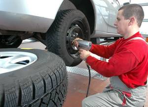 Wer auf Nummer sicher gehen möchte, der lässt den Reifenwechsel am besten von einer Werkstatt vornehmen. © Foto: GTÜ