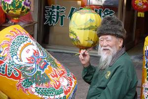 Meister Wu Dun Hou in Lugang beim Malen eines Drachenmotivs. © Dr. Bernd Kregel