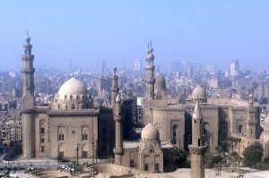 Moscheen im Moloch. Über 22 Millionen Menschen leben 2017 in Kairo und die Stadt wächst weiter. © 2017, Münzenberg Medien, Foto: Stefan Pribnow