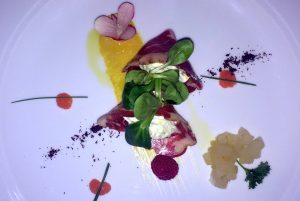 „Cubietta“ Gran Magro mit Käsemousse und mit Zitrusfrüchten auf einem Salatbett samt Birnen-Kompott. © 2017, Münzenberg Medien, Foto: Stefan Pribnow