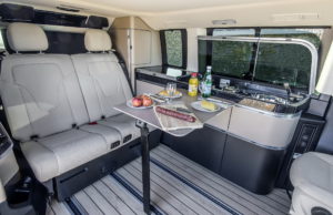 Der neue Marco Polo  250 BlueTEC, Interieur, Stoff Santiago seidenbeige, Küchenmodul, klappbarer und verschiebbarer Tisch, Bodenbelag in Yachtoptik hell. © Daimler