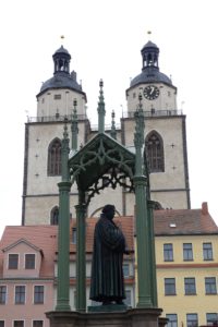 Wittenberger Stadtkirche mit Lutherdenkmal. © 2017, Foto: Bernd Kregel