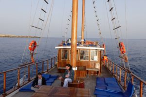Stimmungsvolle Bootsfahrt zum Cap Greco. © 2017, BU und Foto: Dr. Bernd Kregel