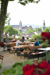 "Auf" dem Bierkeller in Bamberg mit faszinierendem Ausblick, lässt es sich wunderbar die leckeren Spezialitäten genießen. © FrankenTourismus/Bamberg TKS, Foto: A. Hub