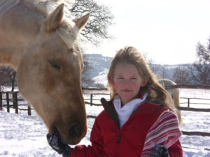 Die Tochter Nell ist auch mit zehn Jahren schon ein "Pferdemensch", der von Oakey voll respektiert wird. Wichtig ist auch das Zusammensein mit dem Pferd, ohne etwas von ihm zu fordern. © 2015, AsvaNara, BU: Bernd Paschel