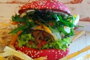 Ein Redbun-Burger mit viel Grün. BU: Stefan Pribnow, Bild: © Burgerie, Dennis Milow