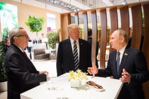 Jean-Claude Juncker, Donald Trump und Wladimir Putin im Gespräch auf dem Gipfel der G20 am 7. Juli 2017 in Hamburg. BU: Stefan Pribnow, Quelle/Foto: Bundesregierung/Kugler