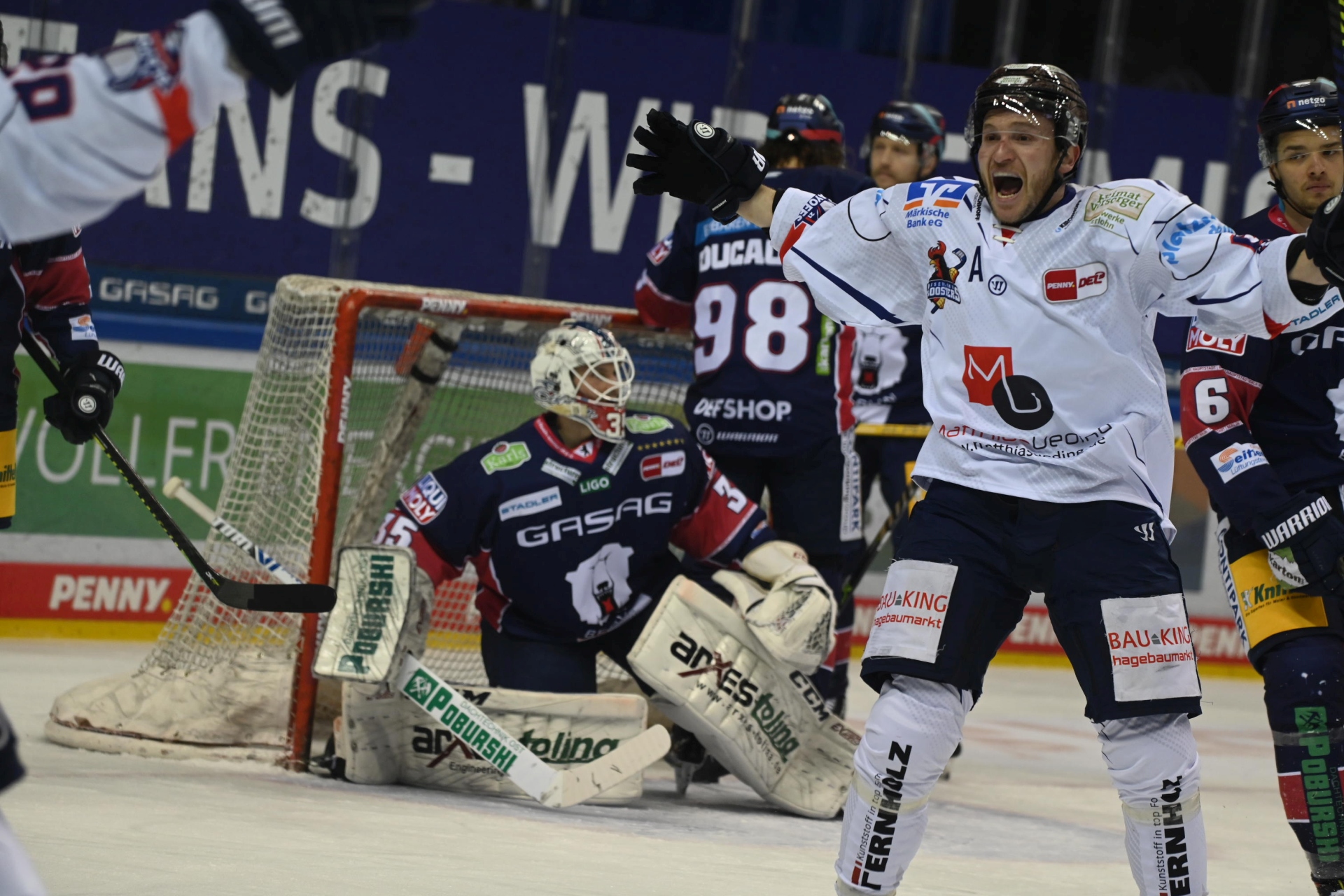 Fotoreportage: Berliner Eisbären Besiegen Iserlohn Roosters Im ...