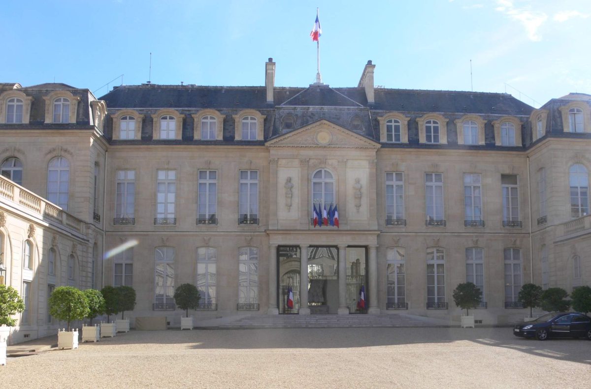 Francois Bayrou bietet Emmanuel Macron seinen Rücktritt an – Der Präsident sitzt weiter im Élysée-Palast trotz Posse und Pleite