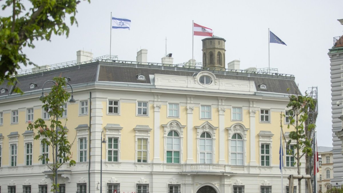 Auf dem Dach des Bundeskanzleramtes in Wien weht die Flagge des Staates Israel