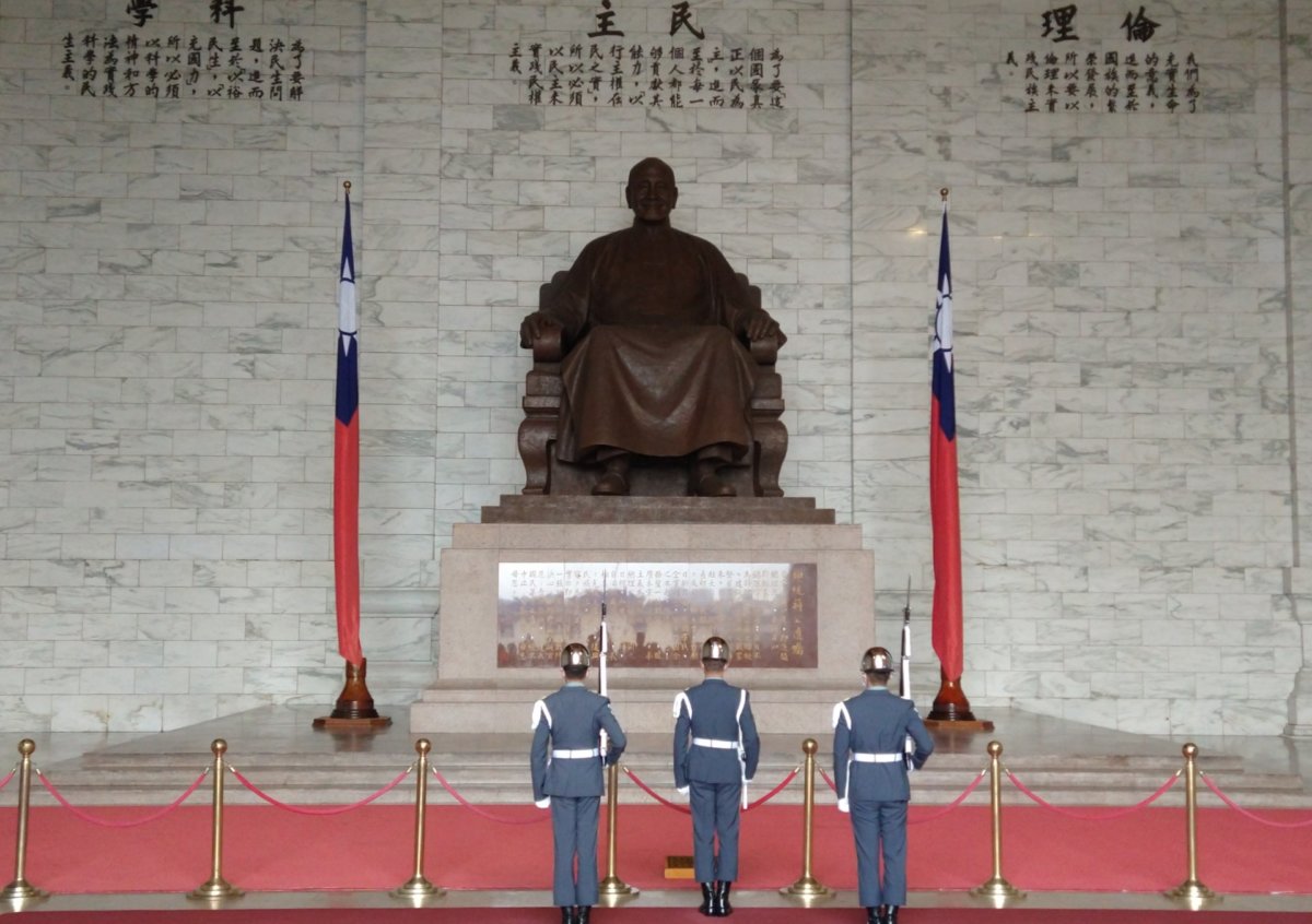 Ansteigende Krisen- und Reisediplomatie auf dem „unsinkbaren Flugzeugträger“ der VSA vor der langen Küste der großen VR China