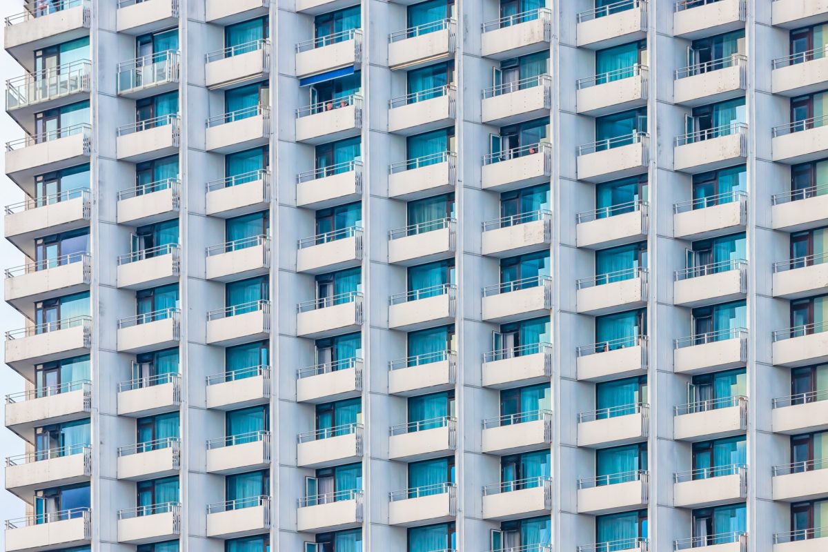 Die Mietpreisbremse: Wie sie die Wohnungsnot verschärft und Immobilienhaie reicher macht