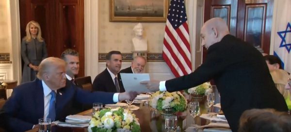 Polemik: Wegen Kriegsverbrechen Gesuchter schlägt seinen willigsten Waffenlieferanten und besten Bomber für Friedensnobelpreis vor