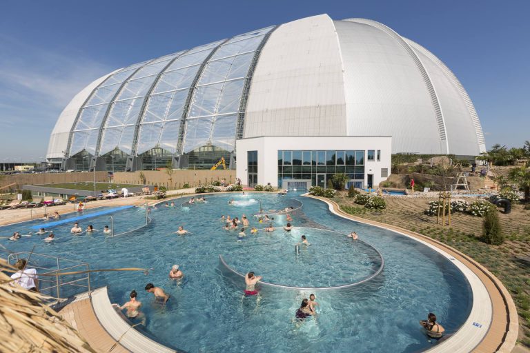 Badespaß unter den Augen des Roten Adlers – Offizielle feierliche Eröffnung des Amazonia genannten 35 000 Quadratmeter großen Außenbereichs des Tropical Islands