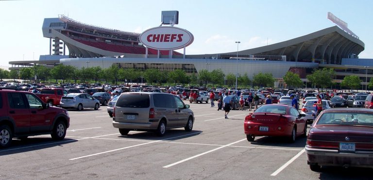 Die NFL startet in die neue Saison – mit drei Spielern, die auch Deutsch sprechen, ohne Cheerleader, fast leeren Stadien, Schiedsrichter mit Mundschutz und elektronischen Pfeifen