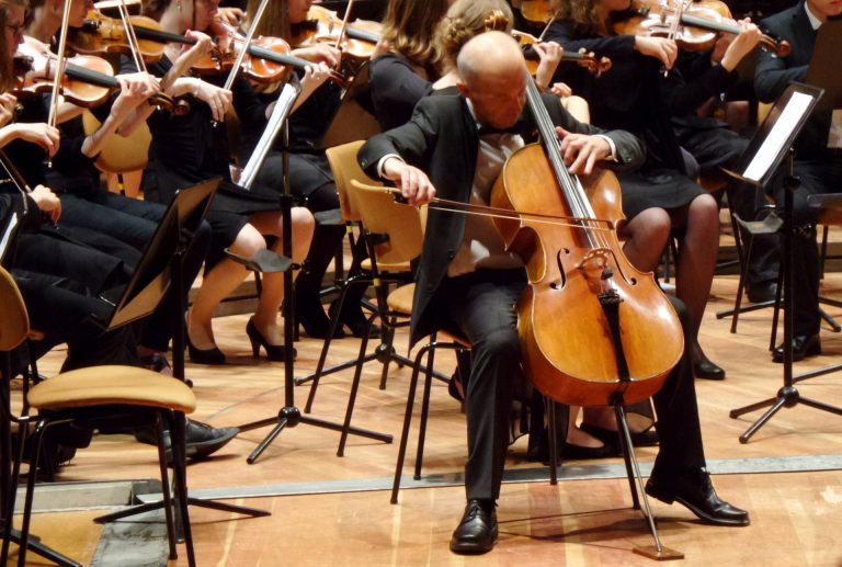 Würdigung eines Großen – „The Last Night of B.“ in der Berliner Philharmonie ist ein Uni-Musikfest vom Feinsten, gewidmet dem live auftretenden Bernhard Wyszynski