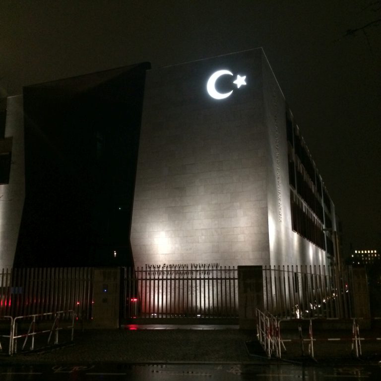 Zwischen allen Stühlen