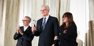 Tim Robbins wird mit einer Berlinale Kamera geehrt