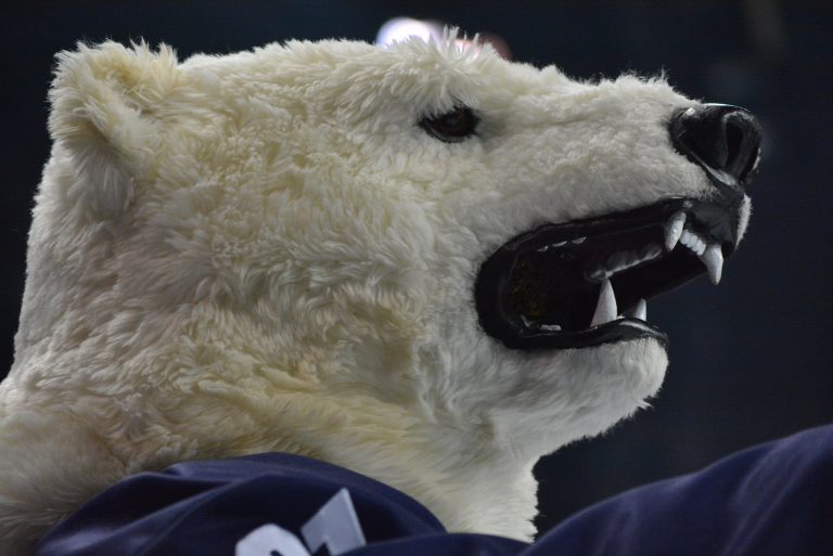 Drei Verlängerungen, ein Viertelfinale und zwei Heimspiele – Berliner Eisbären gewinnen nach 103 Minuten in Straubing 3:2