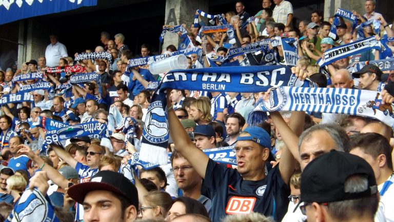 Tante Hertha auf Wolke sieben – Ein Blick auf die erste Bundesliga der Männerfußballer, zurück und vorwärts immer