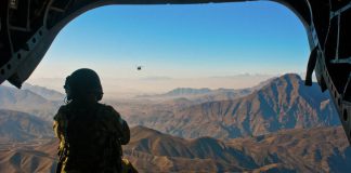 Krieg in Afghanistan – Kollateralschaden, Verletzte und Tote in den Provinzen Kundus und Tacha Hubschrauber über dem Hindukusch.