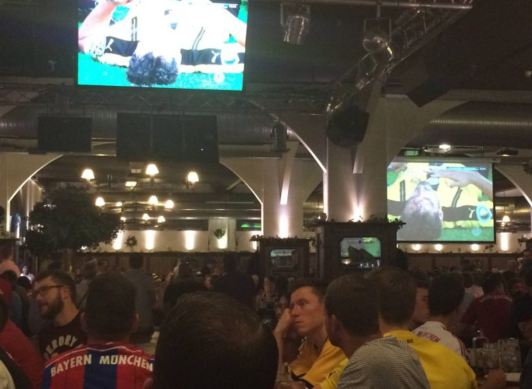 Bayern München besiegt Borussia Dortmund im DFB-Pokalfinale der Männer im Berliner Olympiastadion im Elfmeterschießen mit 4:3