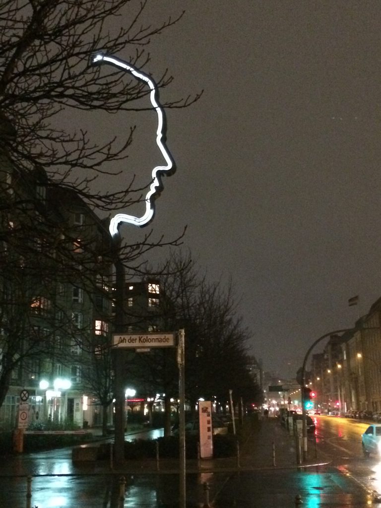 Eine Migranten-Metropole, „die niemals schläft“, und zwei wache Photographen? – Jedenfalls eine Ausstellung mit dem Titel „Wenn die Nacht beginnt“ mit Photographien von Guido Schulz und Kai Heimberg