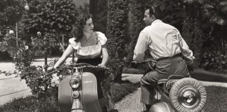 Ein Dutzend alte Motorroller in einem Graustufen-Kalender – Annotation zu „Roller-Revue“ 2016