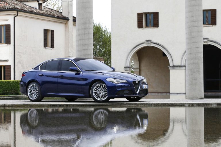 Die rassige, formschöne Mittelklasse-Limousine names Giulia ist da – Alfa Romeo bringt neuen Herzenbrecher zu den Händlern