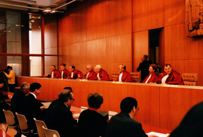 Bundschuh gegen Daimler-Benz oder Der Fall der Teststrecke Boxberg – Uschi Hergt-Oellers im WELTEXPRESS-Exklusivinterview