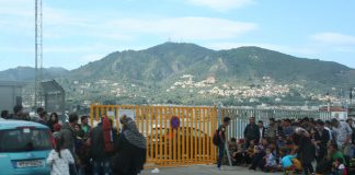 Abschiebung von Syrern? – Schon die Debatte in Deutschland ist ein Schrecken ohne Ende Zuwanderer im Hafen von Mytilini auf Lesbos.