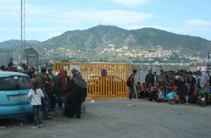Zuwanderer im Hafen von Mytilini auf Lesbos.