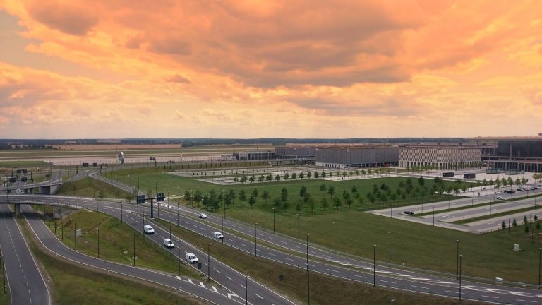 Cyberwar im Cyberspace – Cyberangriff sorgt für längere Wartezeiten, Abfertigungen und Verspätungen an Flughäfen und sogar Flugausfälle