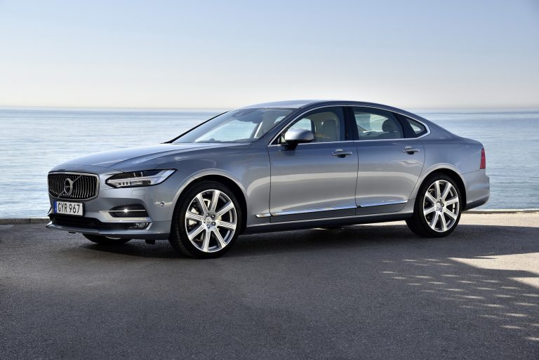 Mit den dynamischen Linien eines Coupés – Der Volvo S90 ist zu Preisen ab 42 750 Euro zu haben und eine echte Alternative im Premium-Segment