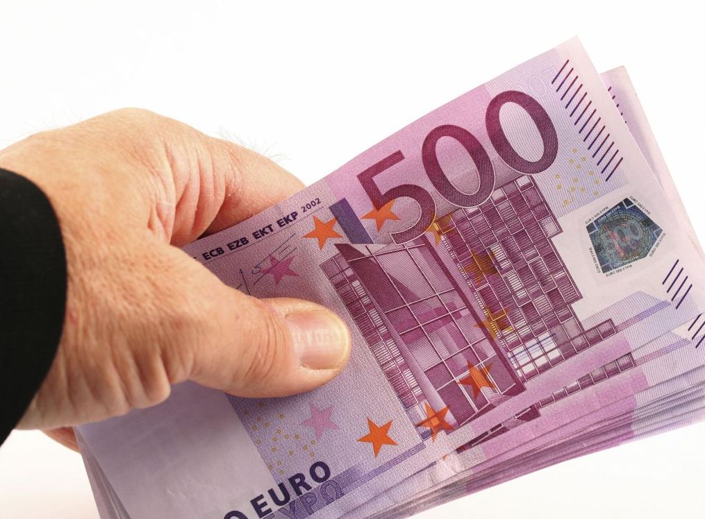 500 000 рублей в евро. 500 Евро в руке. Пачка евро в руках. 500 Евро пачка. 1000 Евро в руках.