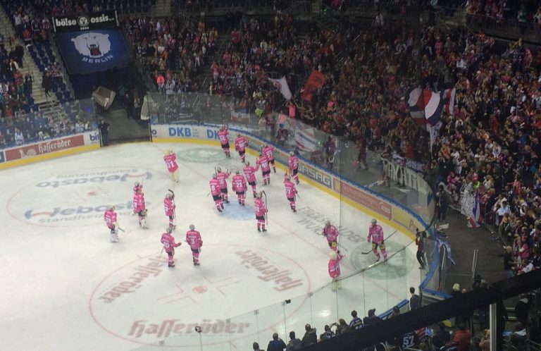 Arbeitssieg in Rosa – Direktberichterstattung vom Punktspiel zwischen den Berliner Eisbären und den Schwenninger Wild Wings 1:0 (0:0, 0:0 1:0)