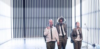 Zutiefst befremdend – Brillantes Trio interpretiert Camus im Studio der Schaubühne