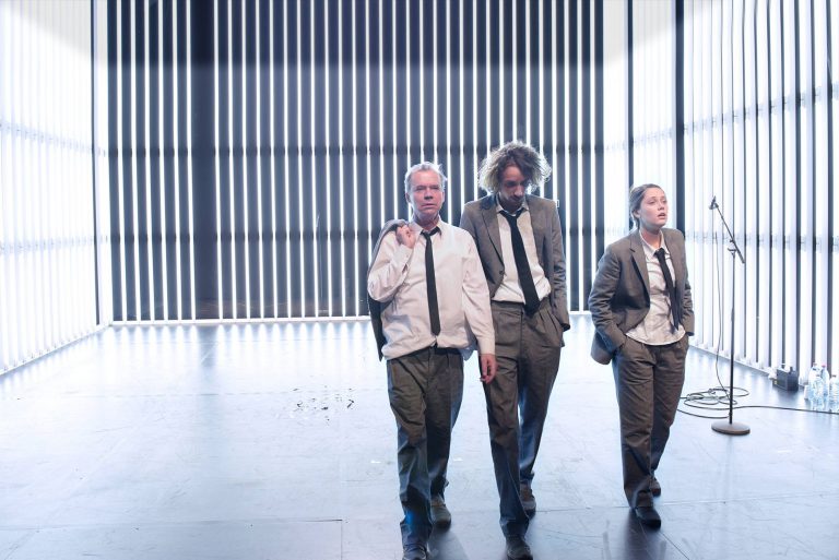 Zutiefst befremdend – Brillantes Trio interpretiert Camus im Studio der Schaubühne