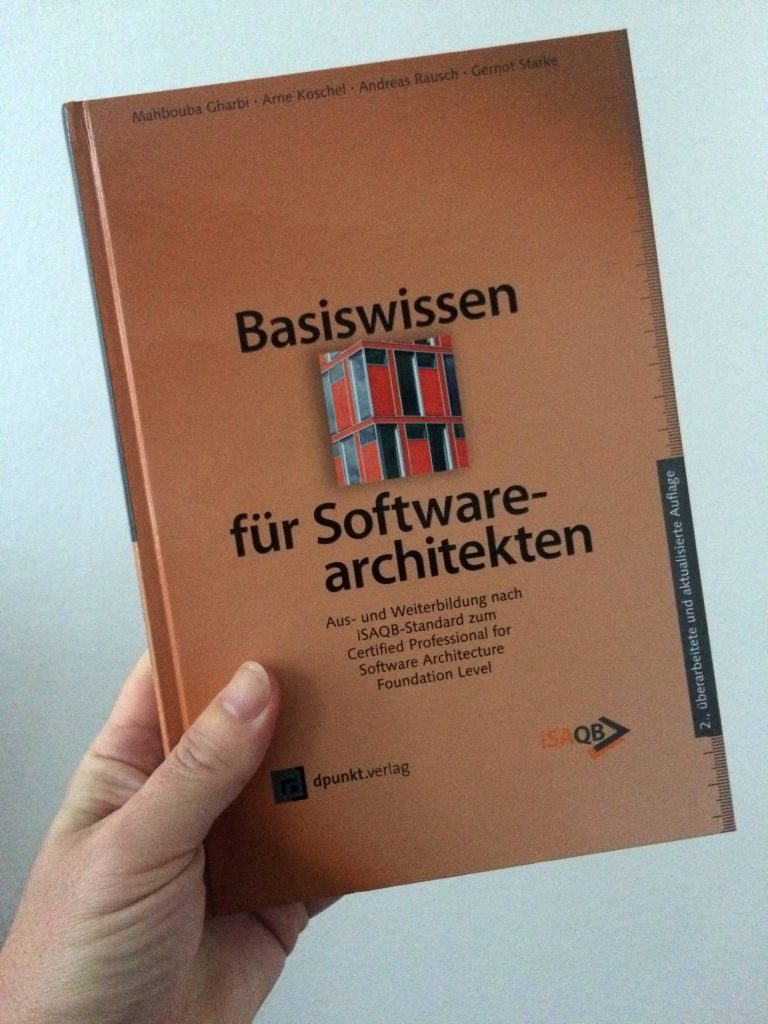 Wissenswertes und Prüfungsrelevantes über die Grundlagen, den Entwurf, die Beschreibung, die Kommunikation, die Qualität und die Werkzeuge von Softwarearchitekturen – Annotation zum Sachbuch „Basiswissen für Softwarearchitekten“ von Mahbouba Gharbi, Arne Koschel, Andreas Rausch und Gernot Starke