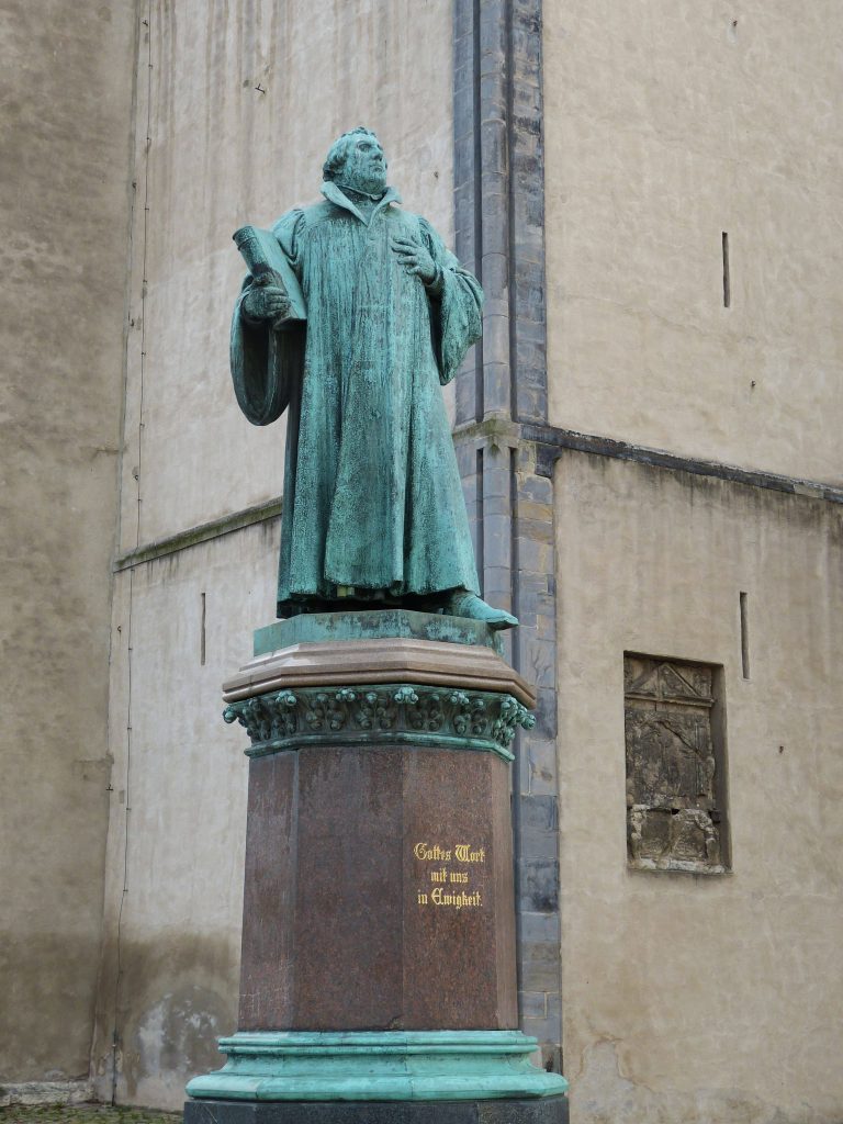 Luther, der Schreibtischmörder oder Ehrt Thomas Müntzer und jeden Rebellen, der gegen die Unterdrücker kämpfte, nicht das „miese Schwein“ Luther, das die Unterdrückung nur reformierte