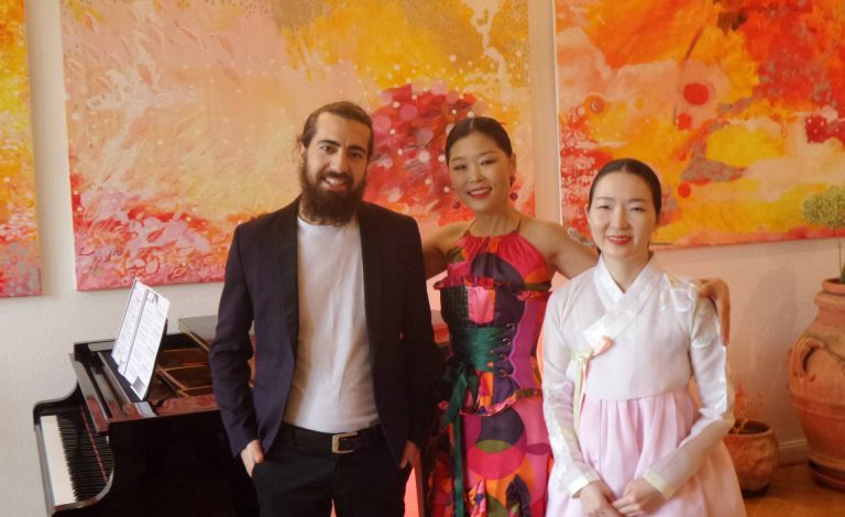 Schöne Lieder und gute Nachrichten – Susanne Daubner liest Good News beim Weihnachtskonzert im Salon Moon zu Arien der Ex-ZDF-Moderatorin und Sopranistin Moon Suk