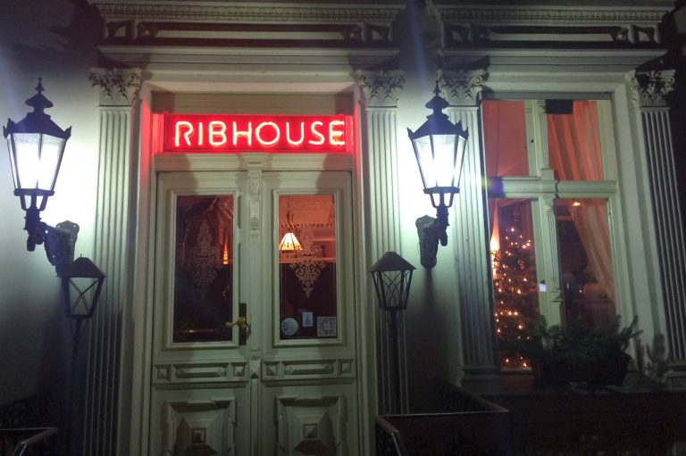 Der „König der Löwen“ in Karow – Zu Besuch im „märchenhaften Ribhouse“